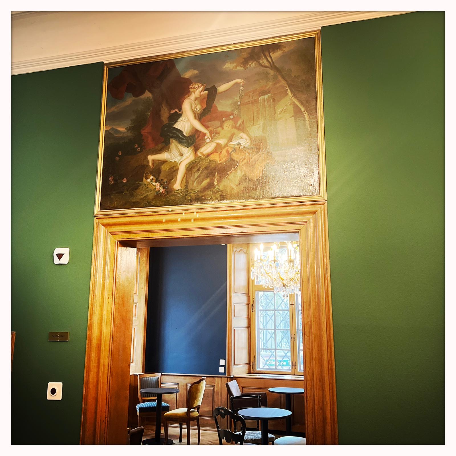 Barockes Wandgemälde über dem Türsturz und Blick in den blauen Salon